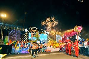 le-hoi-carnaval-ha-long-2015-ruc-ro-sac-mau