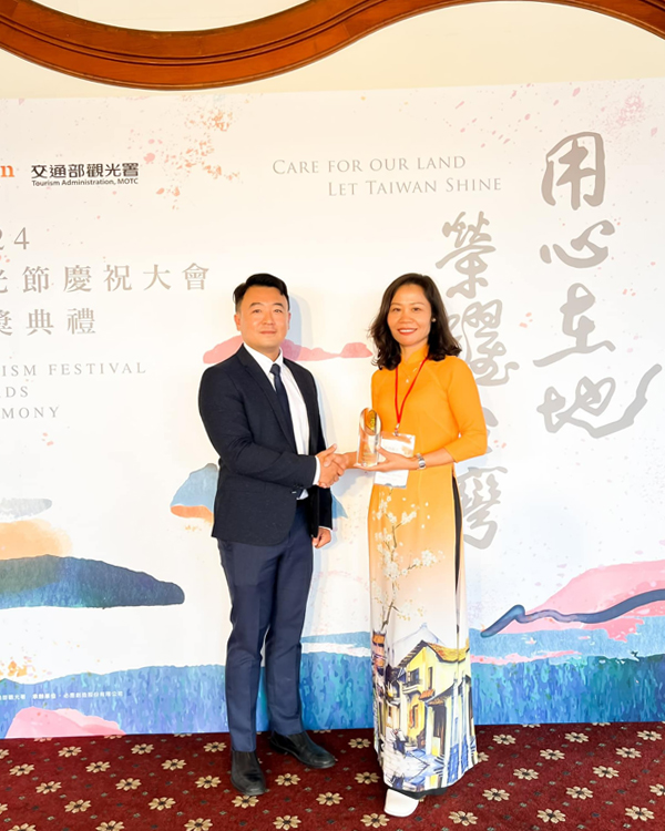 tiep-nhan-cup-trao-giai-tour-dai-loan