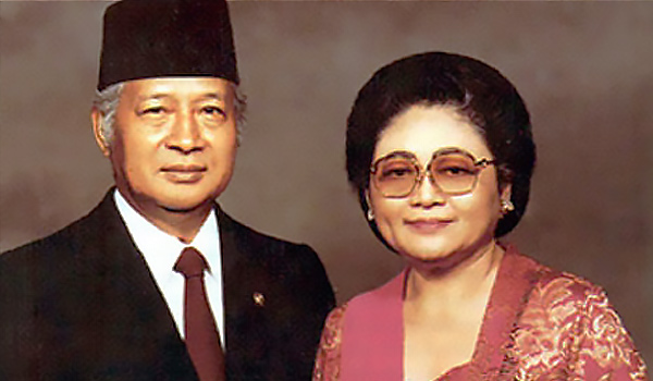 tong-thong-suharto-phu-nhan-nha-hat-oc-sen-vang